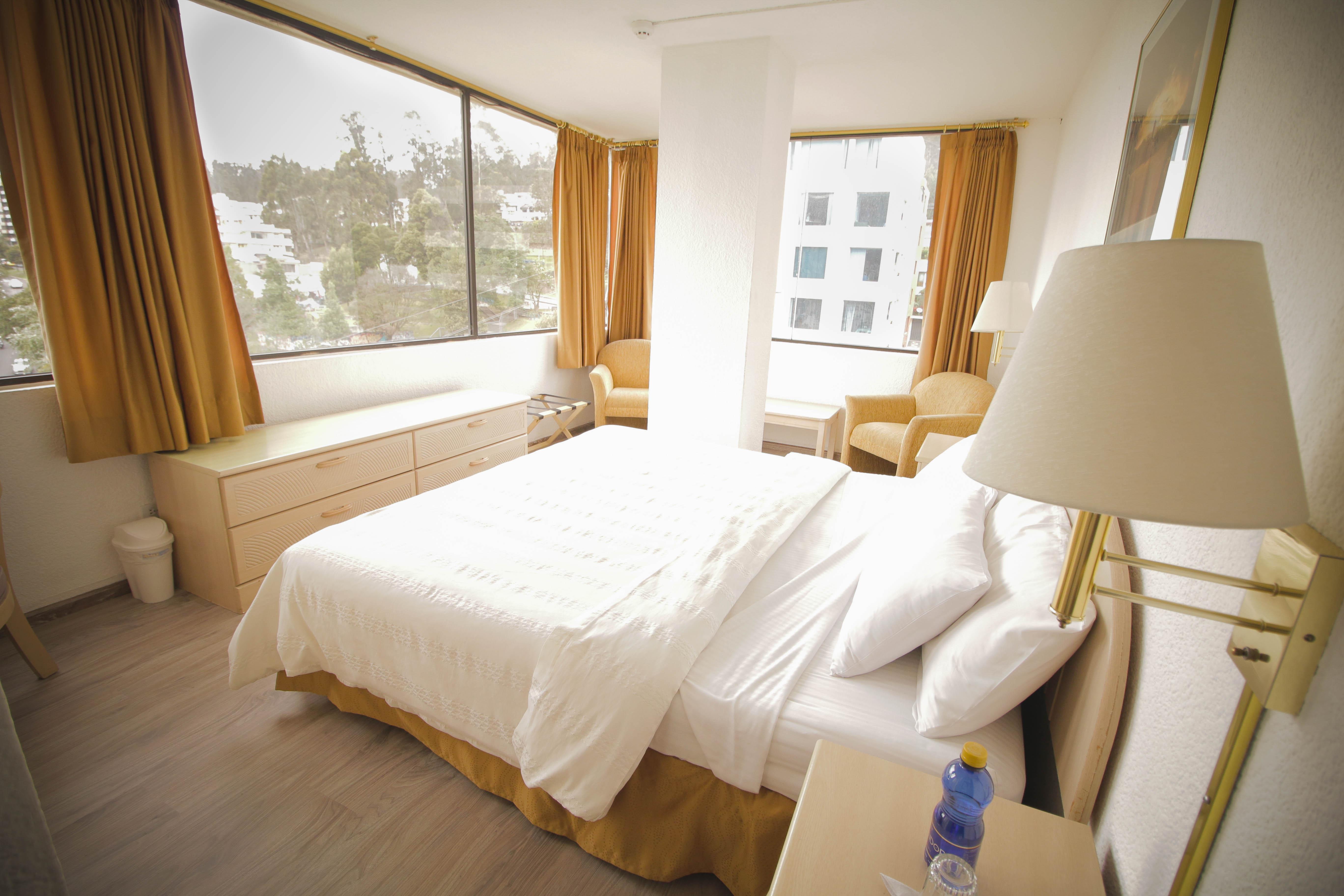 Stanford Suites Hotel Quito Esterno foto