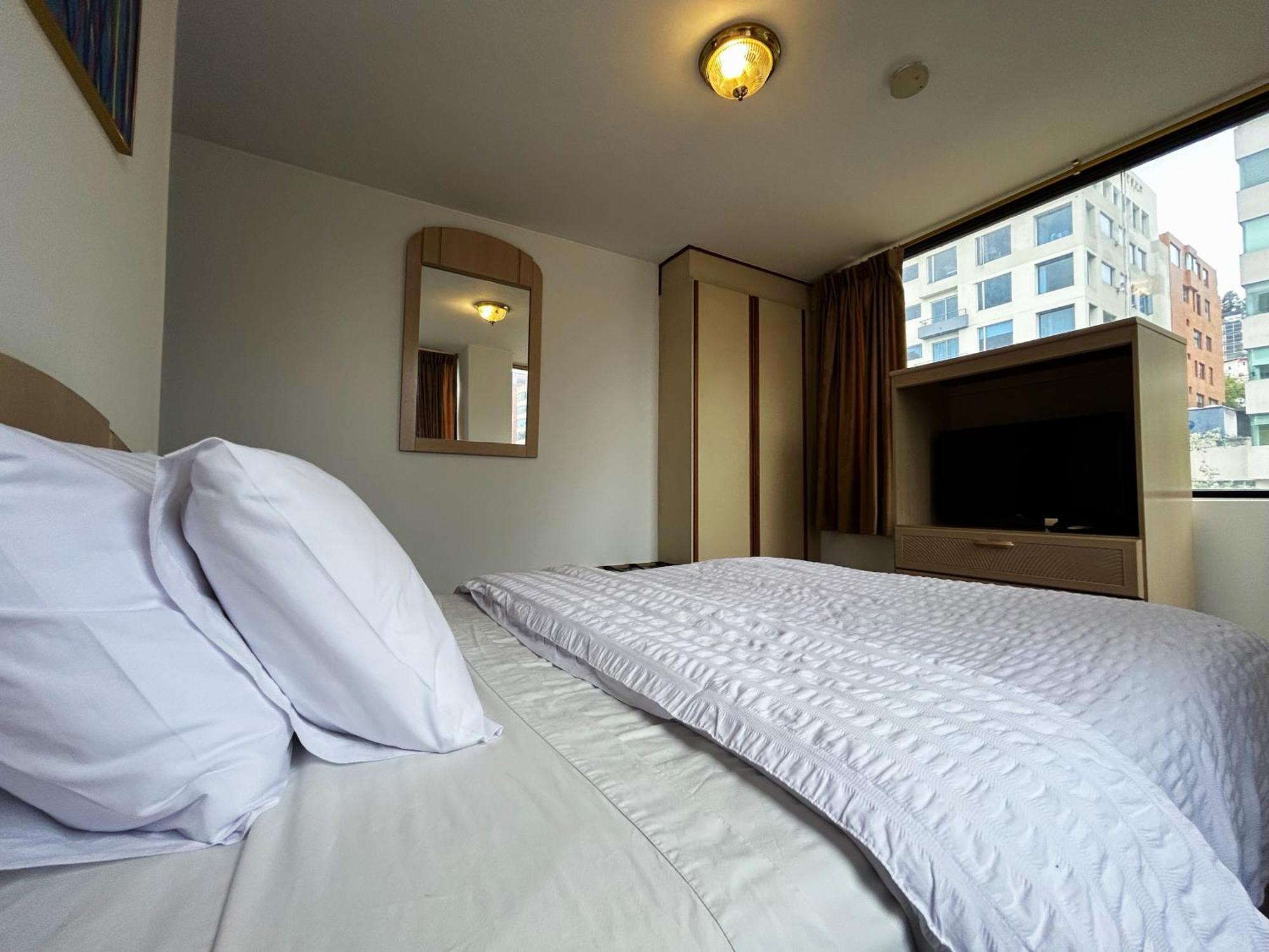 Stanford Suites Hotel Quito Esterno foto