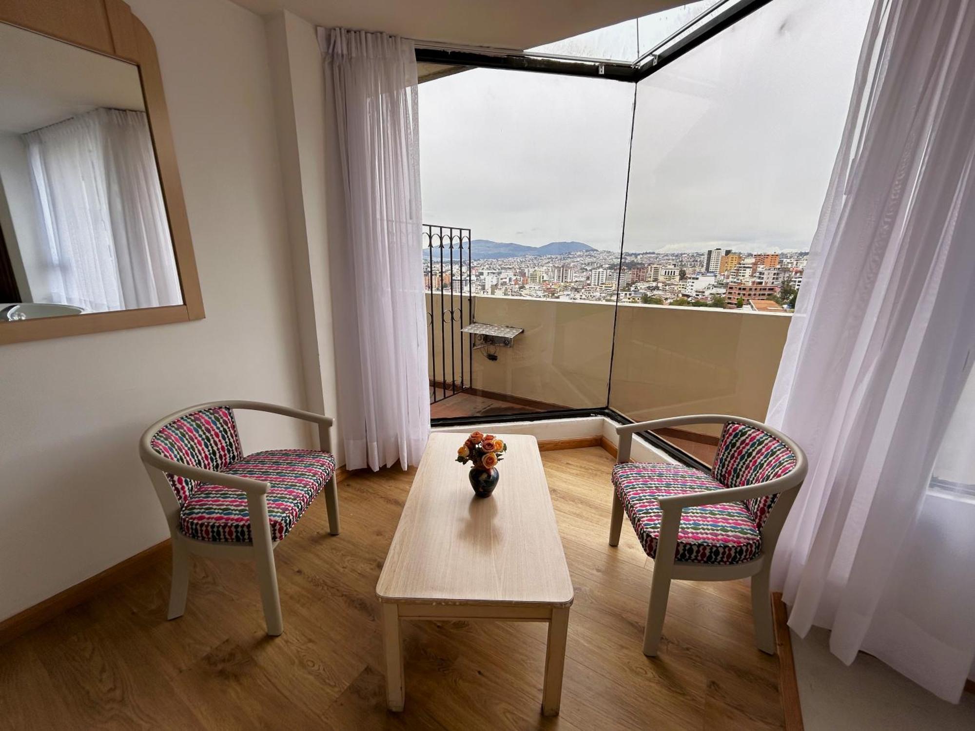 Stanford Suites Hotel Quito Esterno foto