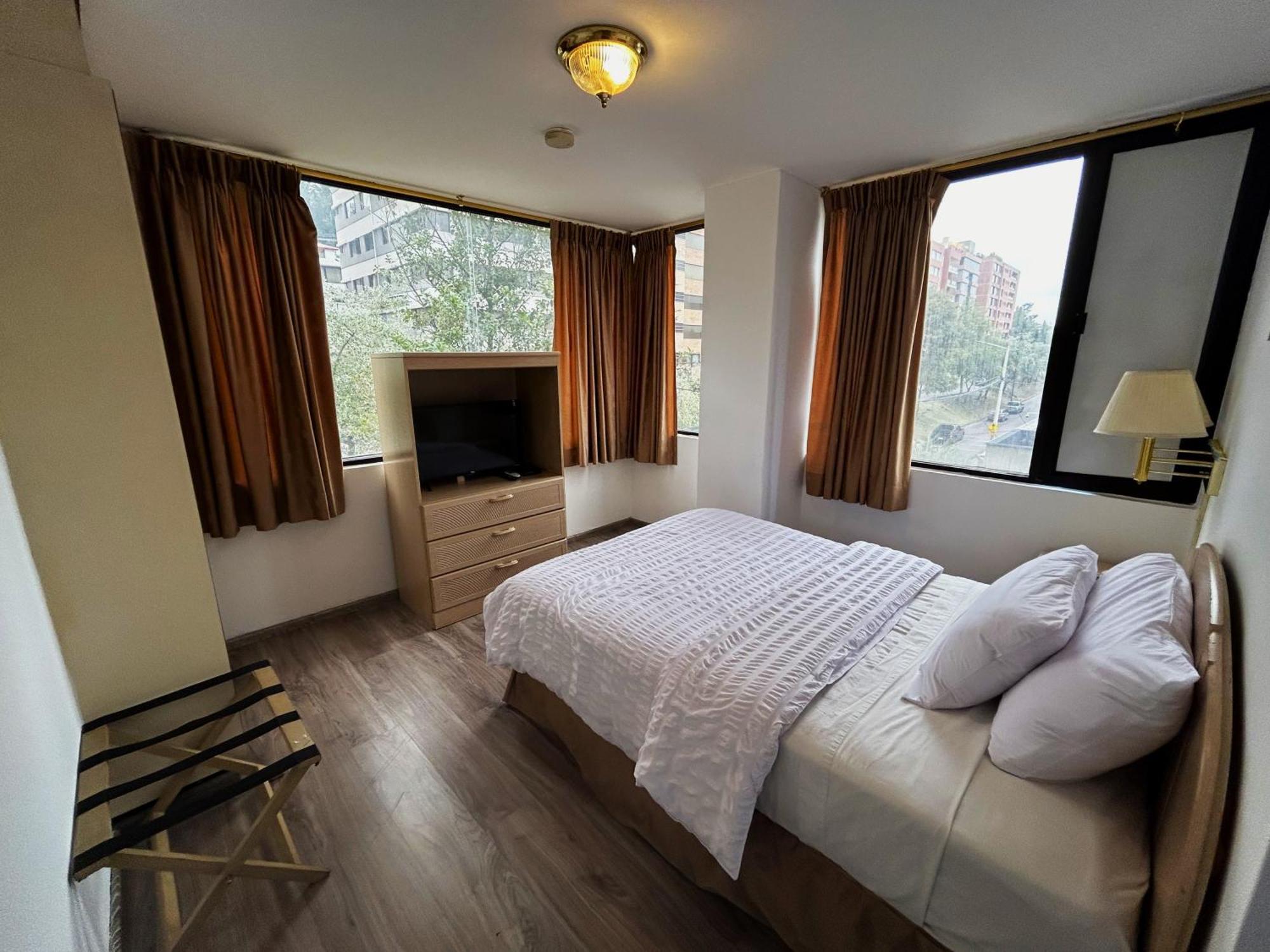 Stanford Suites Hotel Quito Esterno foto