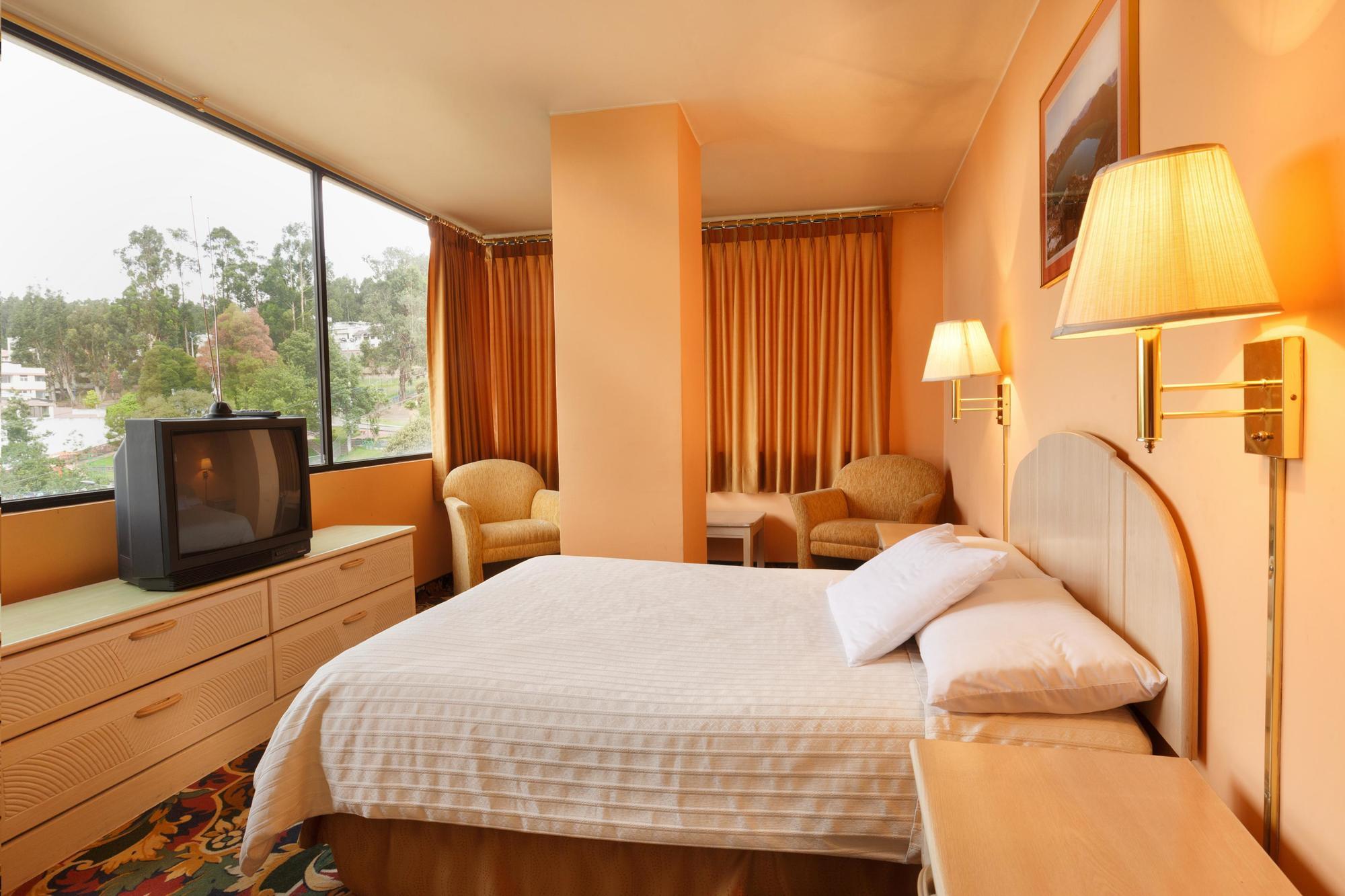 Stanford Suites Hotel Quito Esterno foto